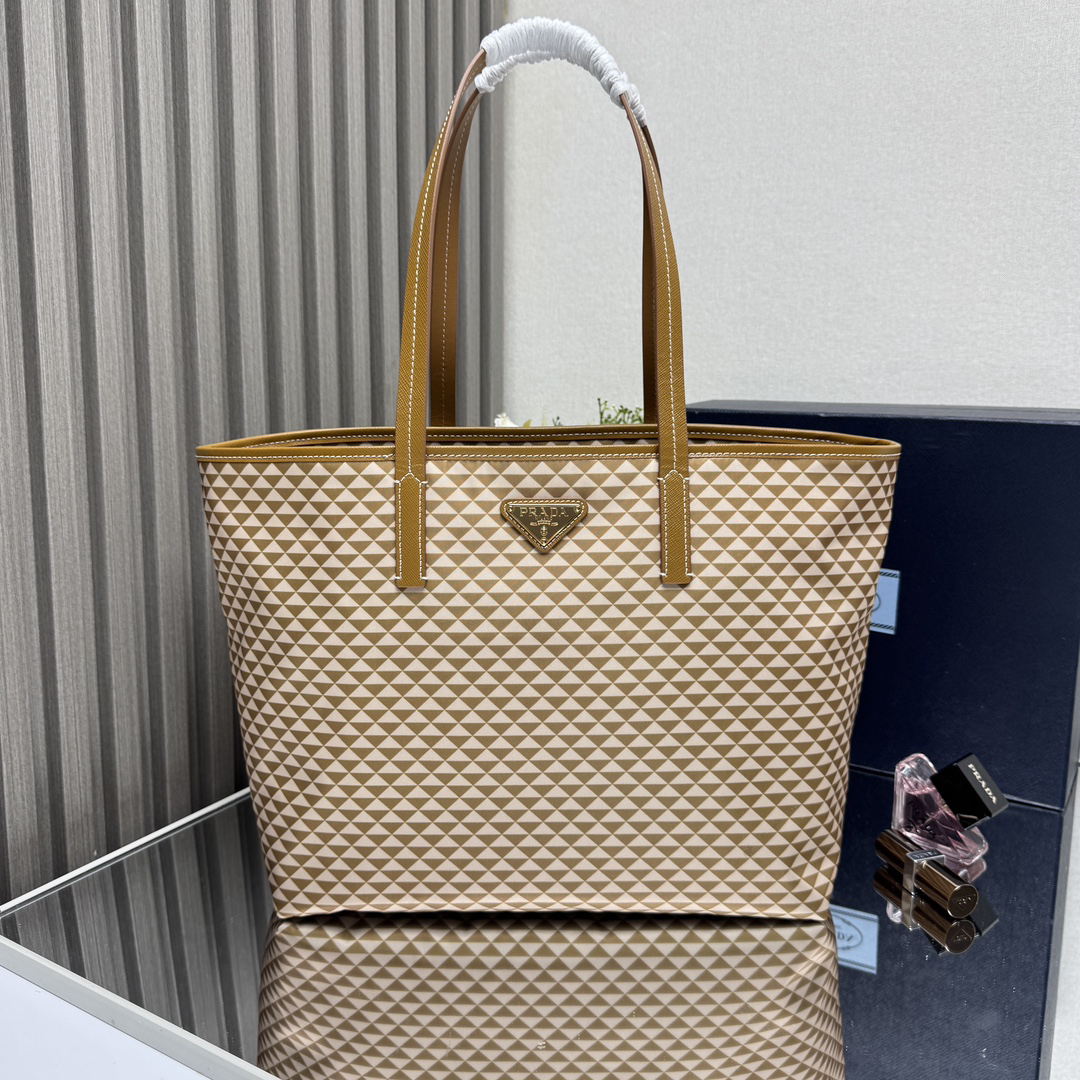 プラダ「Prada」トリアングラム トートバッグ トートバッグ