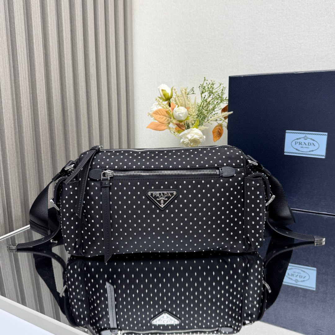 プラダ「Prada」リベットデザイン メッセンジャーバッグ ショルダーバッグ