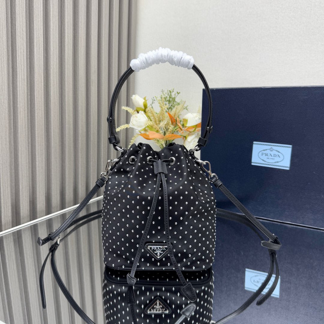 プラダ「Prada」 リベットデザイン バケットバッグ ショルダーバッグ