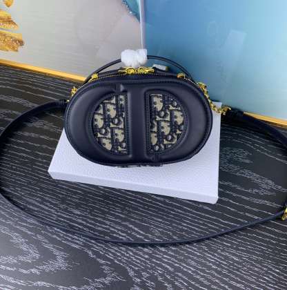 ディオール「Dior」CD Signature エリプスカメラバッグ 2023年秋冬コレクション