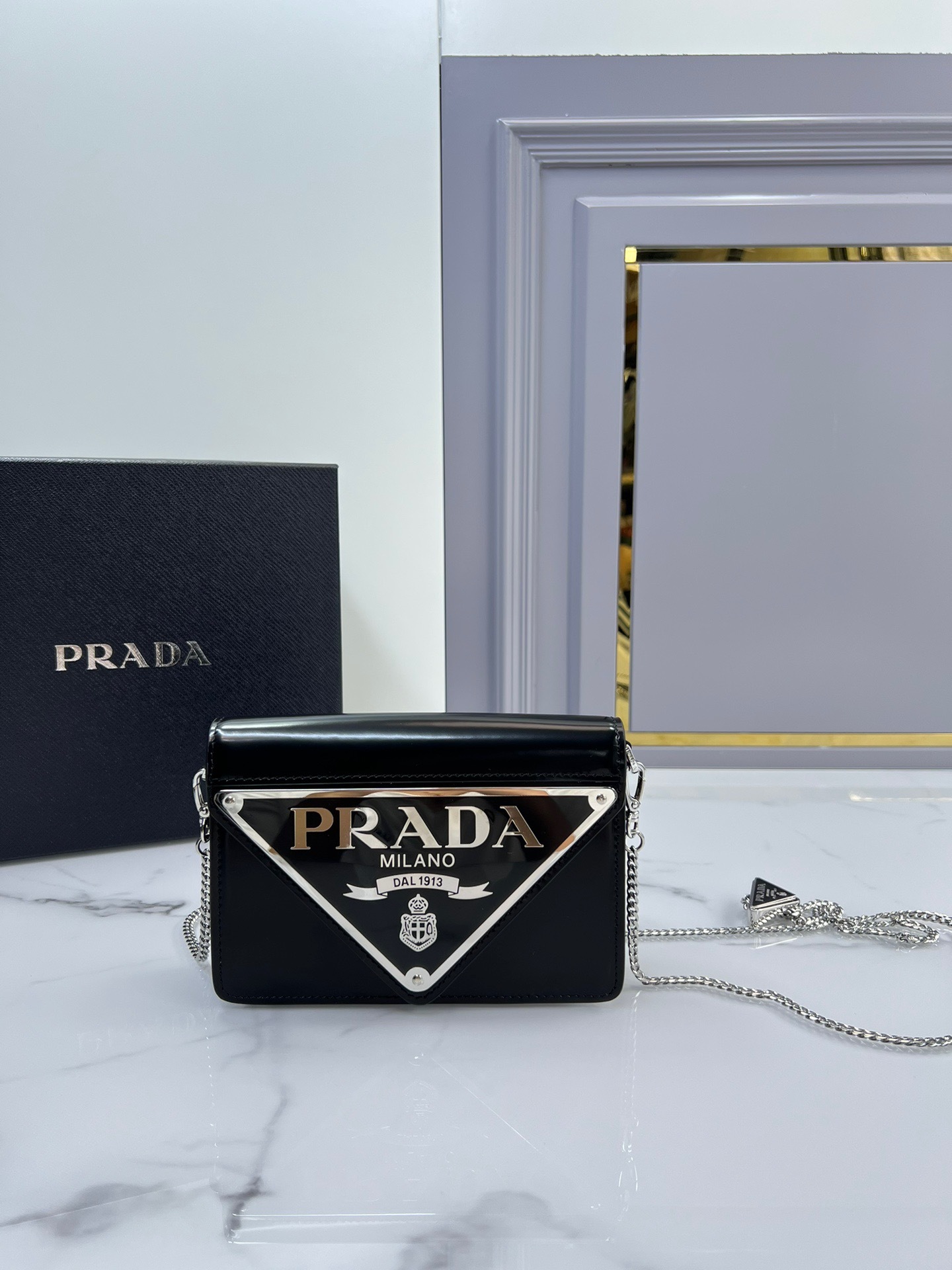 プラダ「Prada」逆三角形チェーン フラップショルダーバッグ ミニバッグ