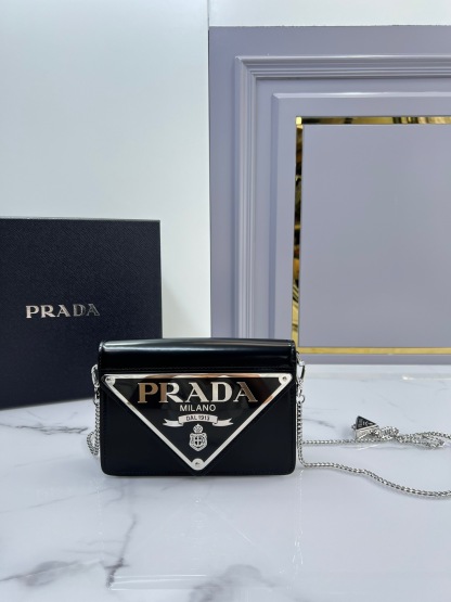 プラダ「Prada」逆三角形チェーン フラップショルダーバッグ ミニバッグ