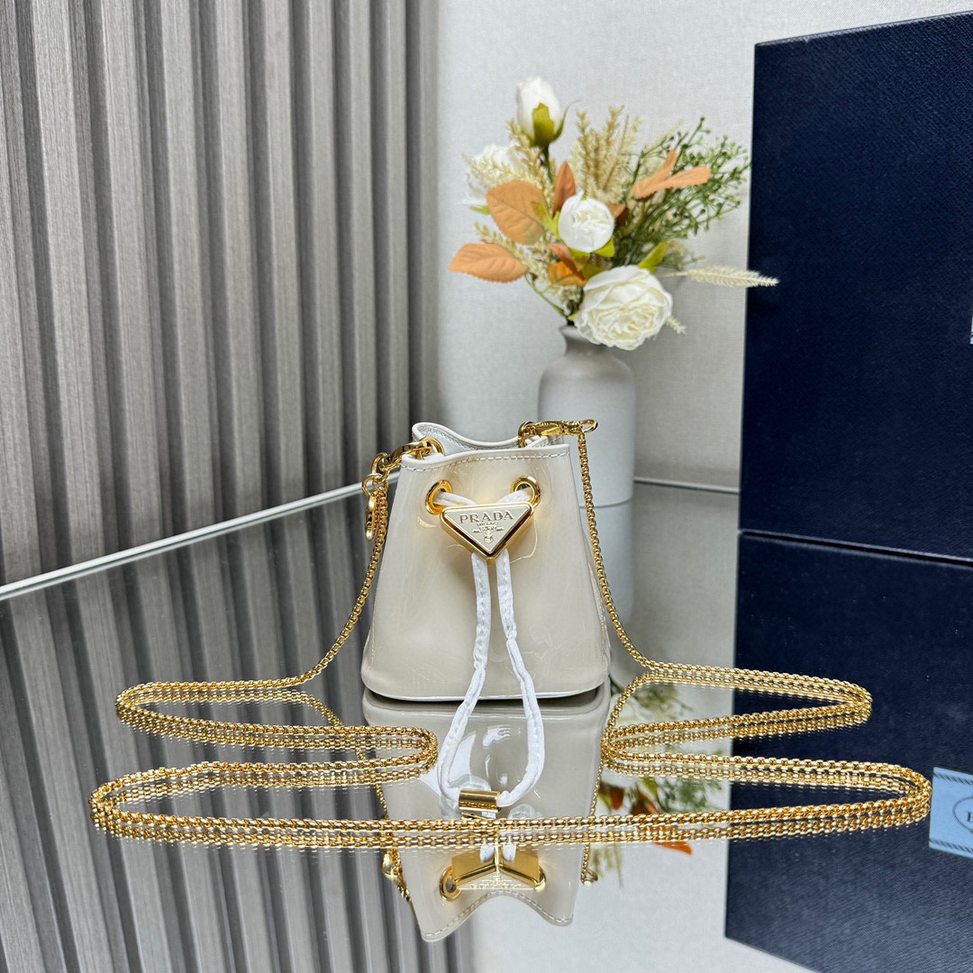 プラダ「Prada」エナメルレザー ボトルバッグ ミニバッグ