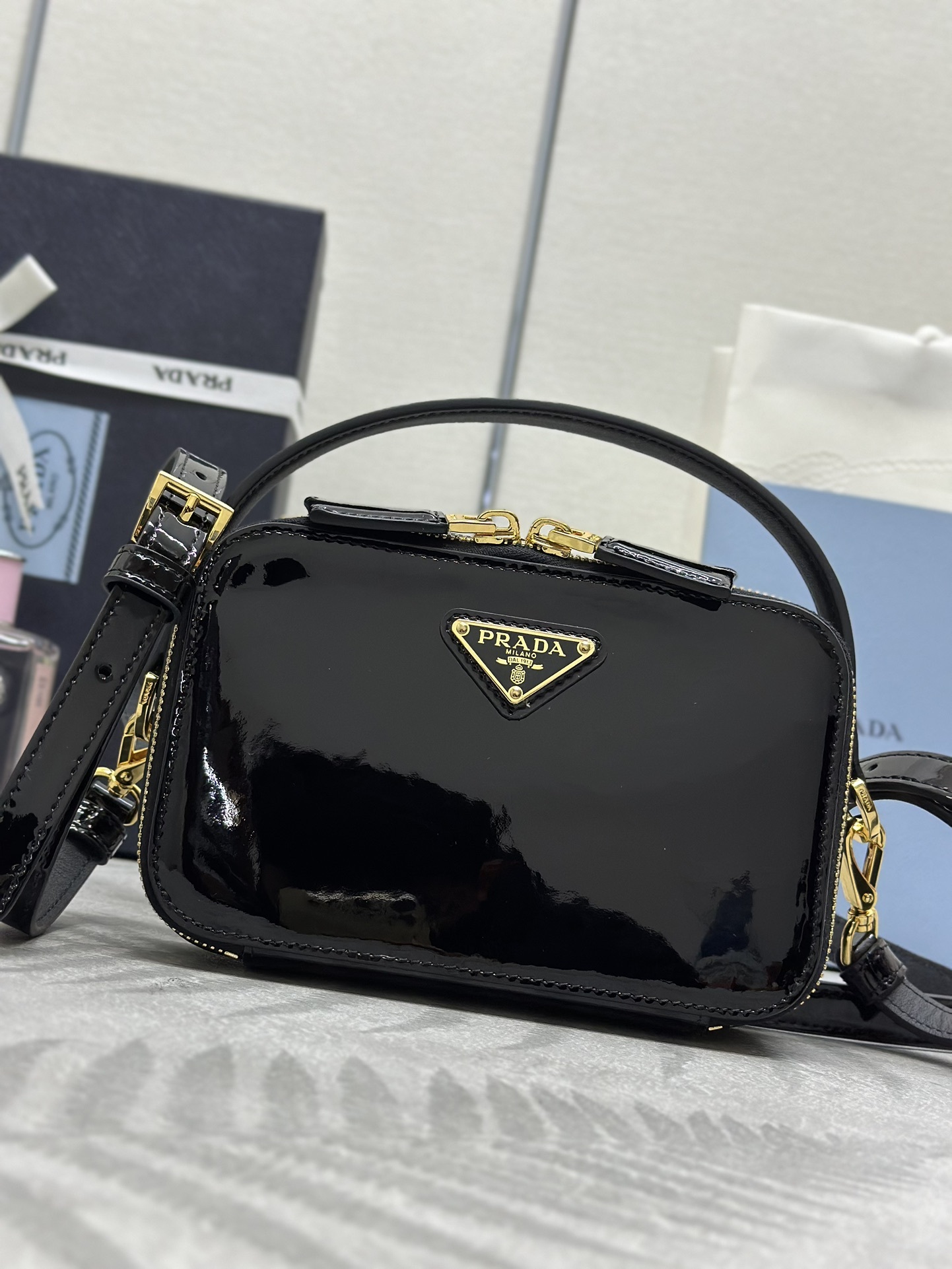 プラダ「Prada」クワイエットレザー カメラバッグ