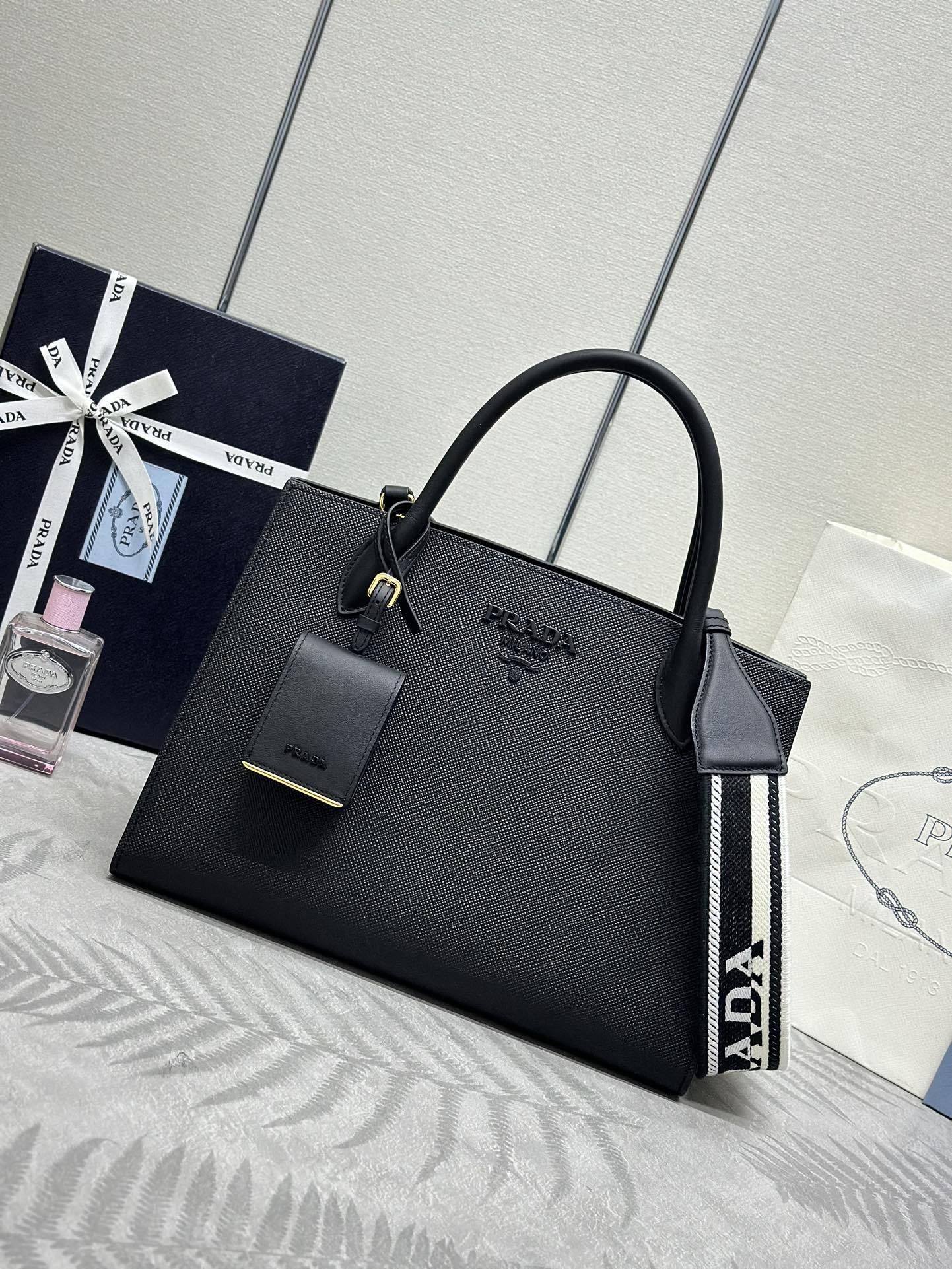 プラダ「Prada」アップグレード ラージトートバッグ（テキスタイルストラップ）