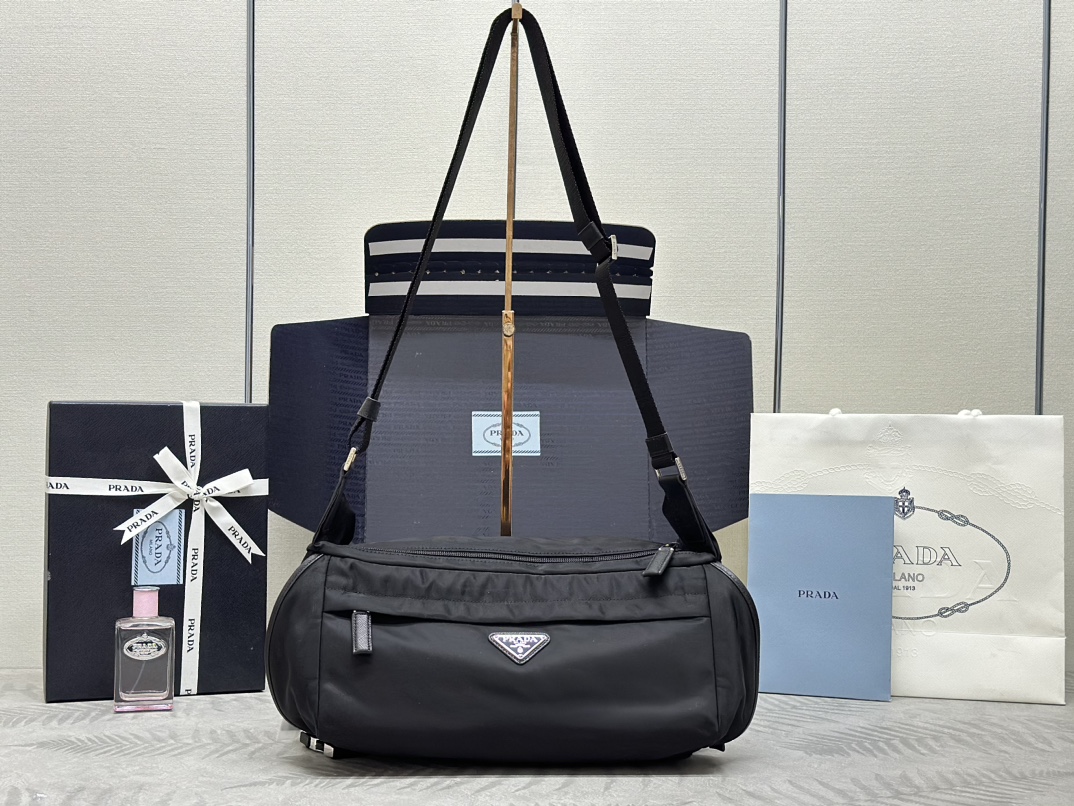 プラダ「Prada」 テッスート＆サフィアーノ メッセンジャーバッグ