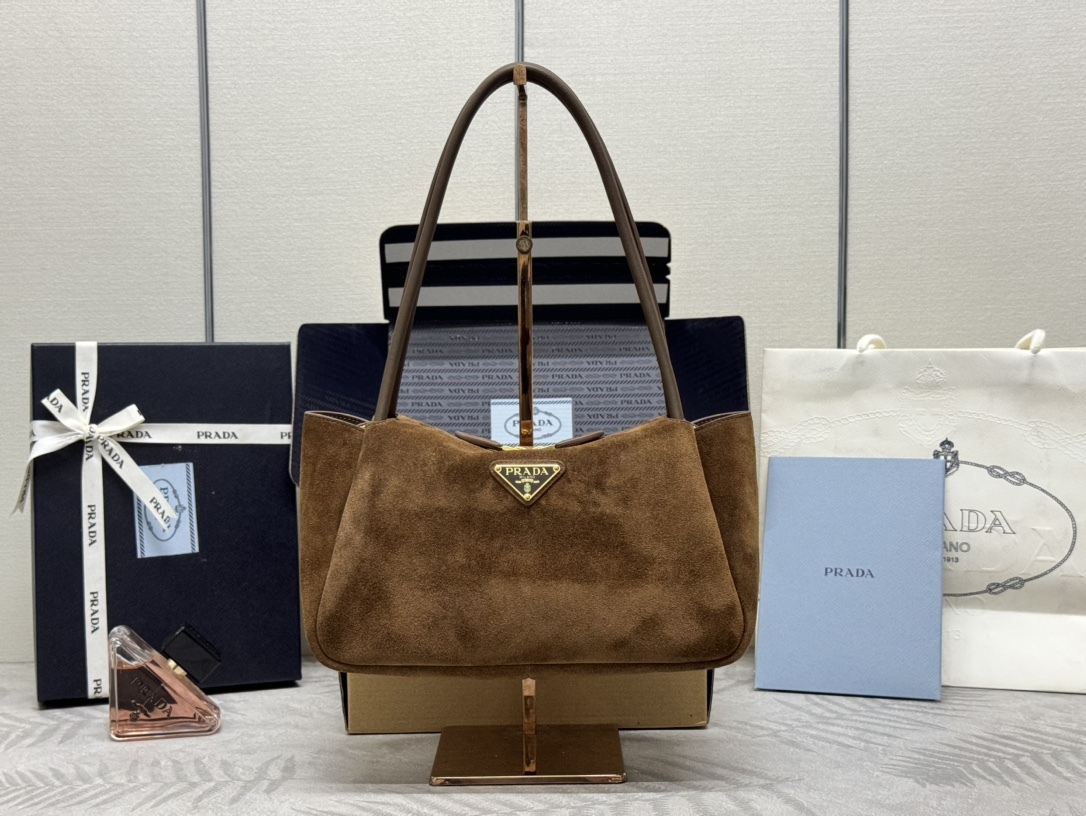 プラダ「Prada」 スエードレザー アンダーアームバッグ