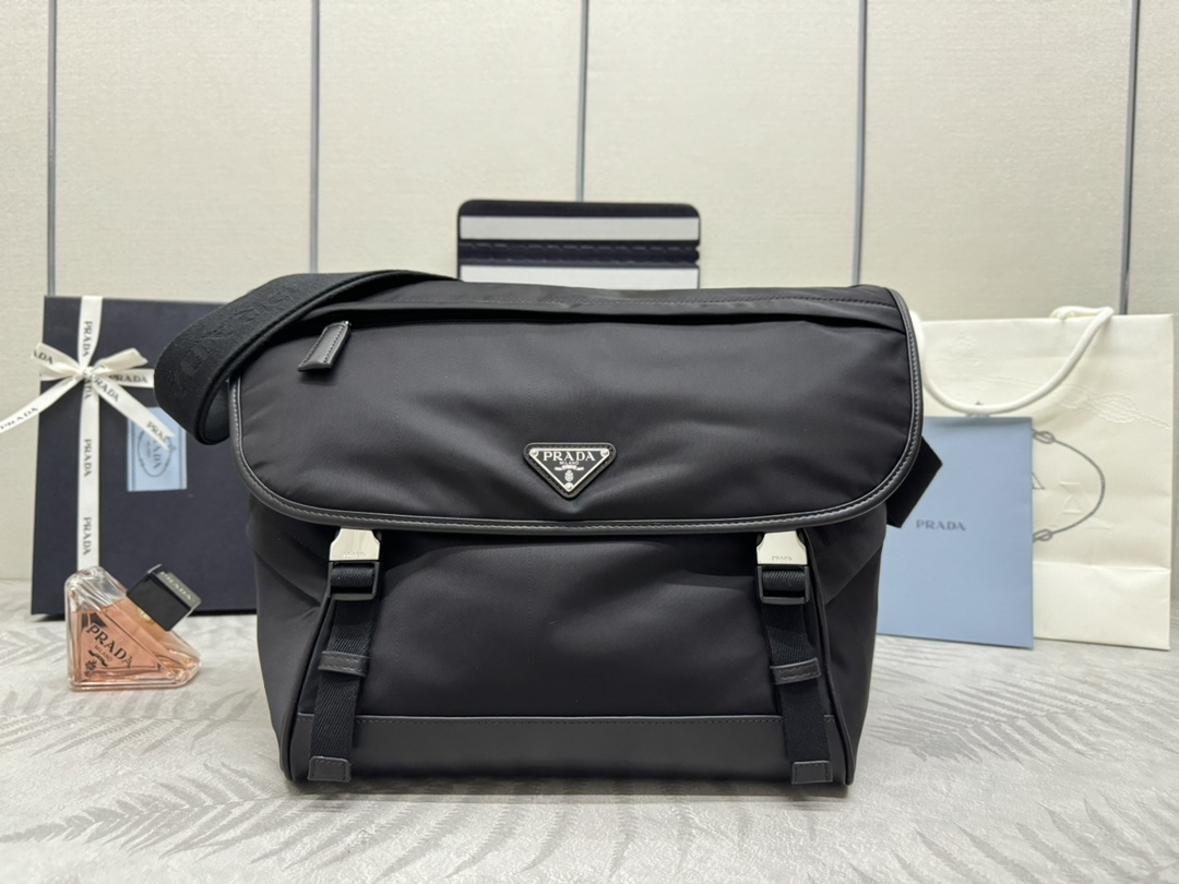 プラダ「Prada」 Re-Nylon® メッセンジャーバッグ