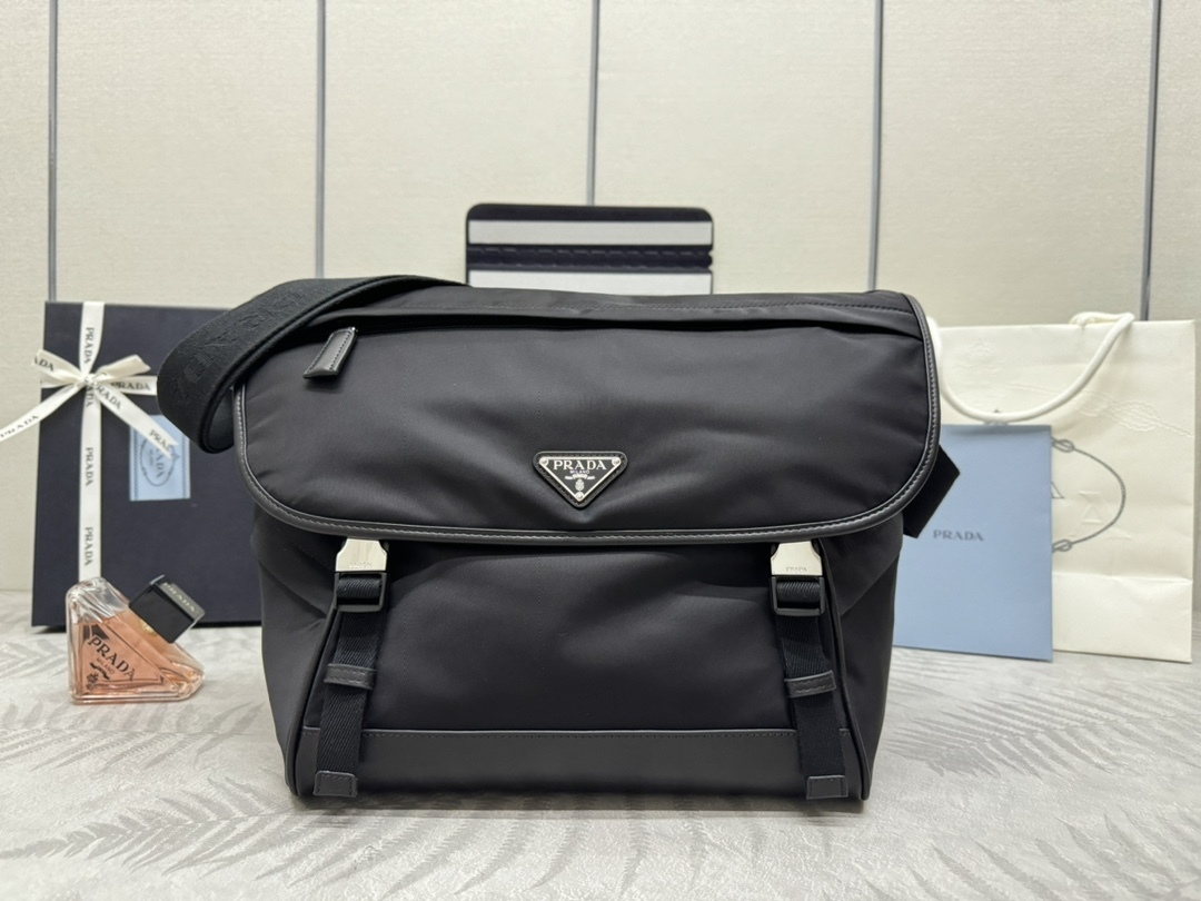 プラダ「Prada」 Re-Nylon® メッセンジャーバッグ