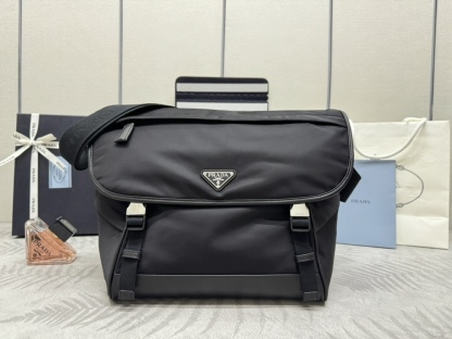 プラダ「Prada」 Re-Nylon® メッセンジャーバッグ