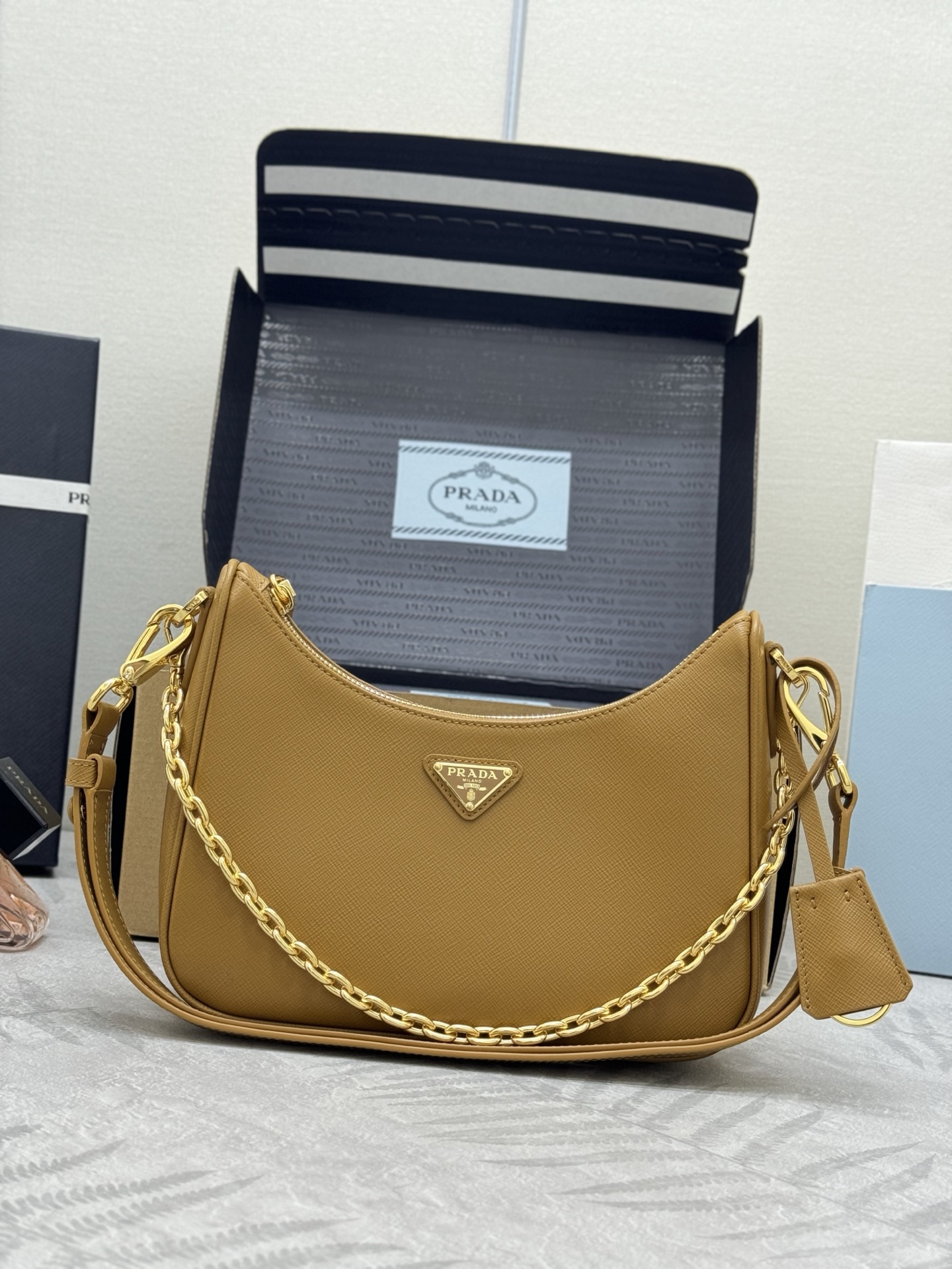 プラダ「Prada」サフィアーノ クロスボディバッグ