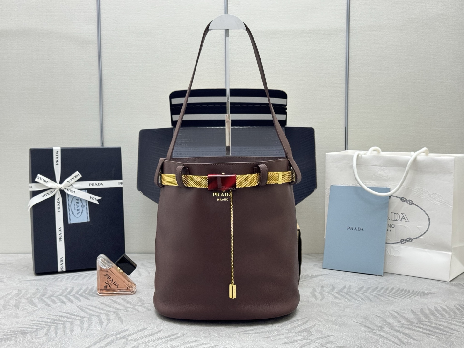 プラダ「Prada」メタルチェーン バケットバッグ