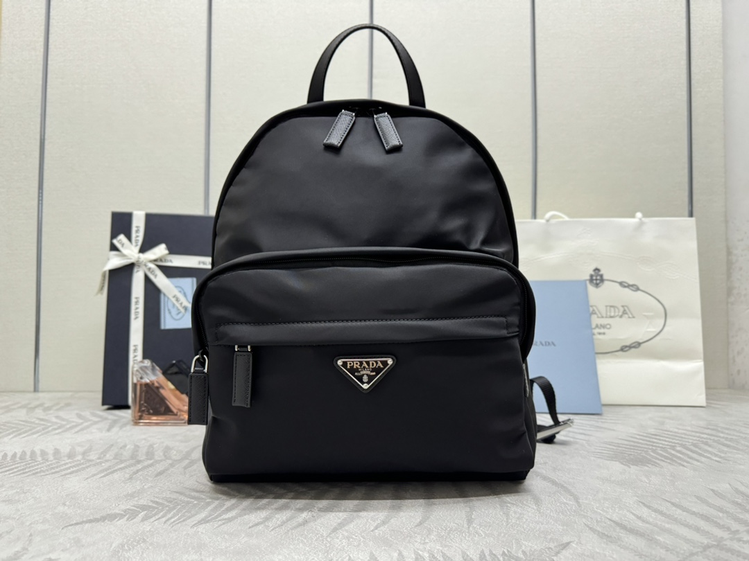 プラダ「Prada」 サフィアーノ＆ナイロン バックパック
