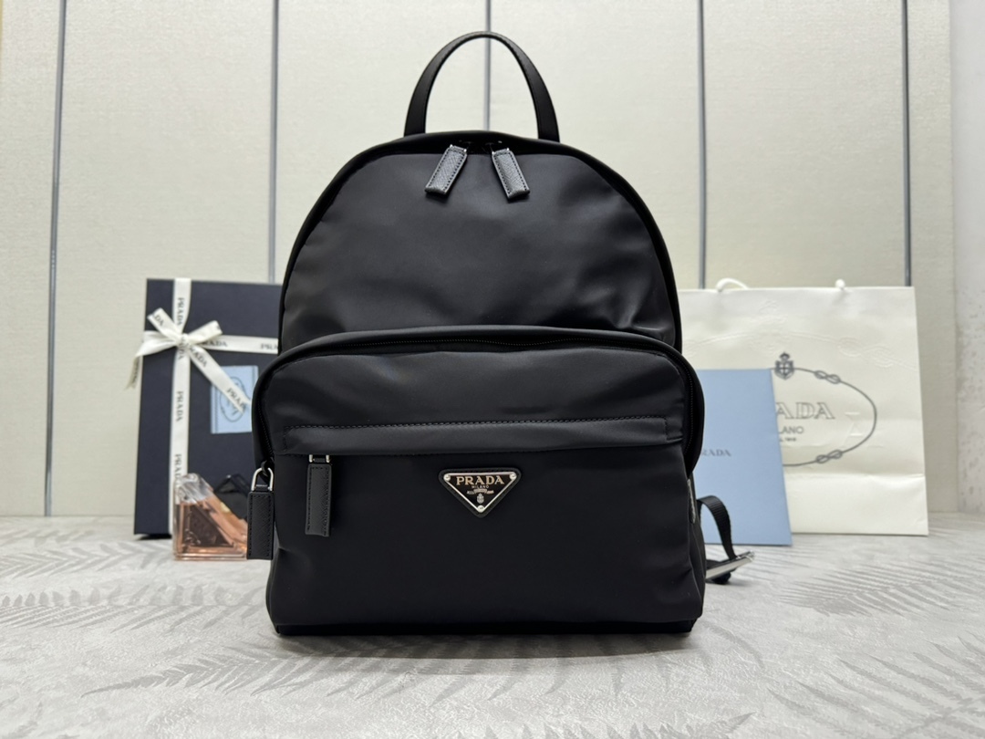 プラダ「Prada」 サフィアーノ＆ナイロン バックパック