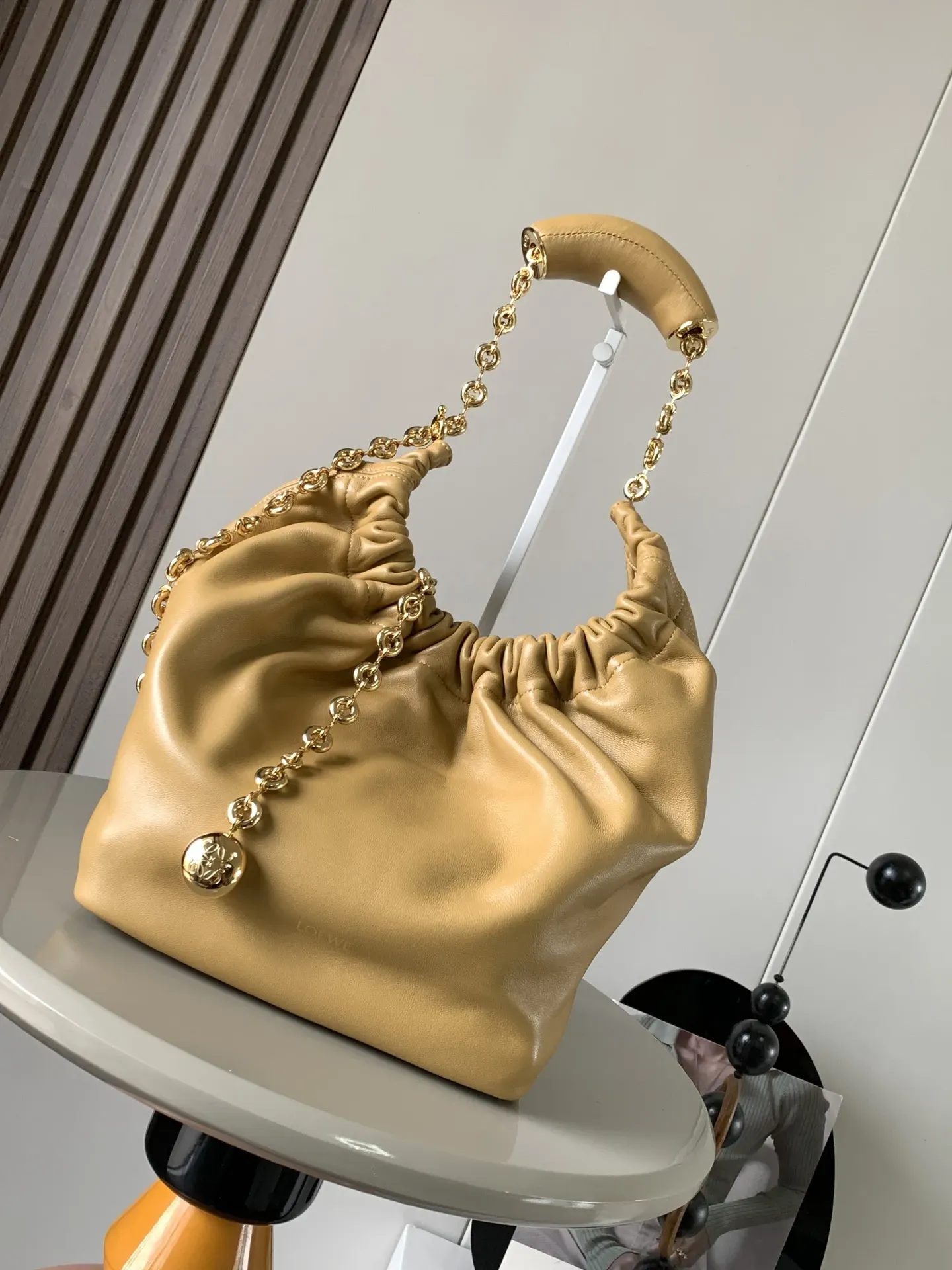 ロエベ「Loewe」小サイズ ナパレザー Squeeze ハンドバッグ