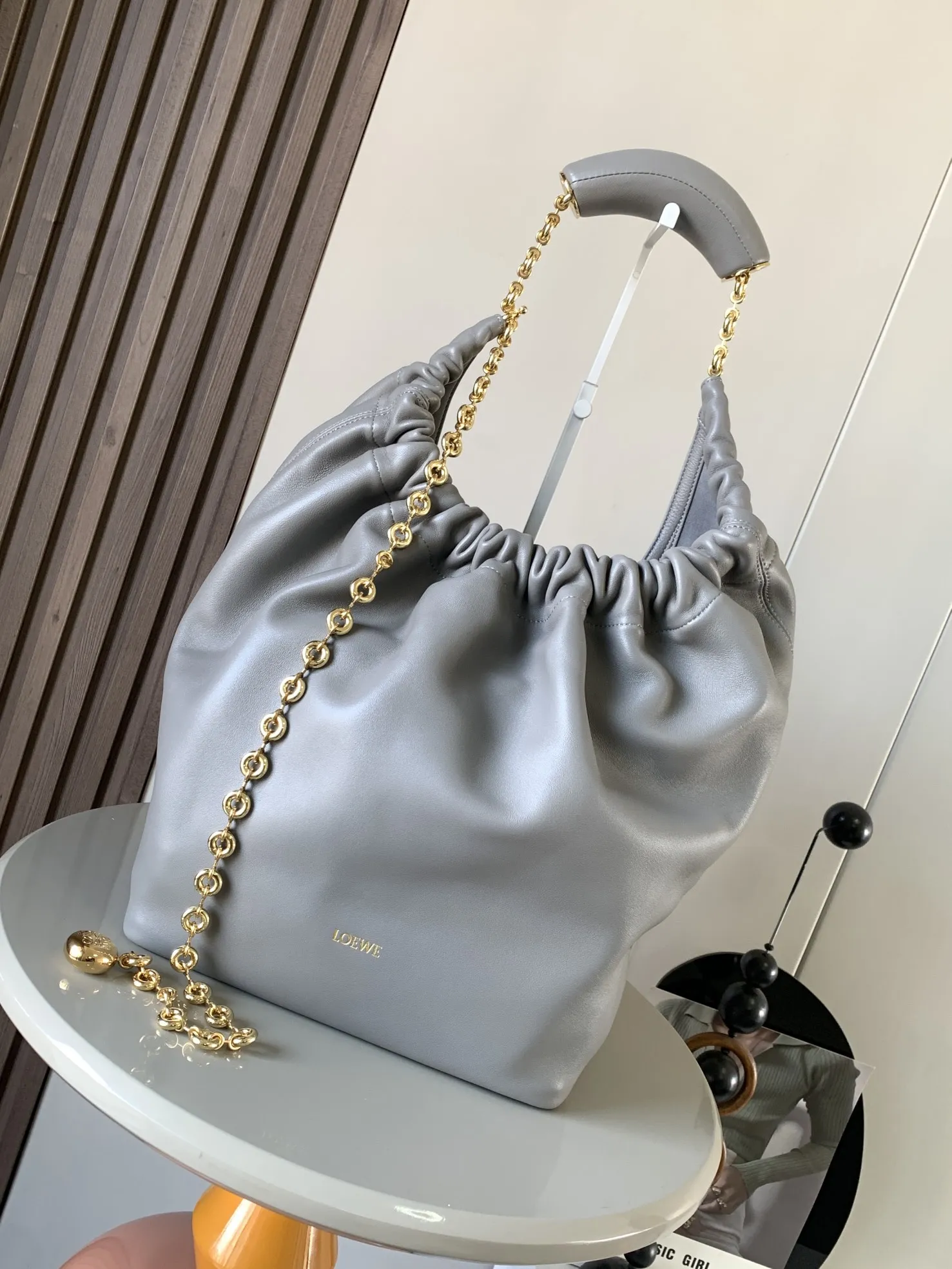 ロエベ「Loewe」小サイズ ナパレザー Squeeze ハンドバッグ