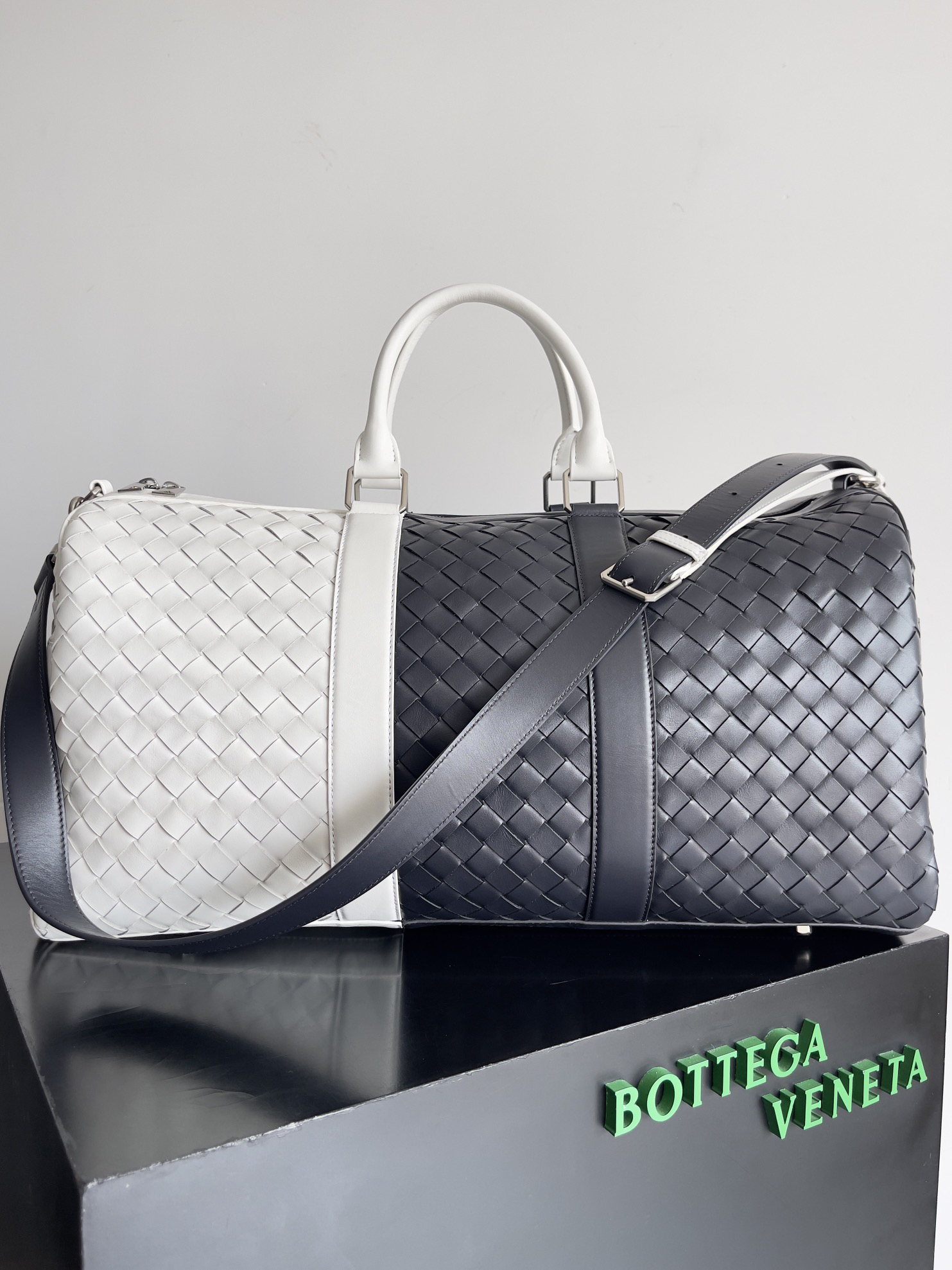 ボッテガ・ヴェネタ「Bottega Veneta」イントレチャート ラージトラベルバッグ