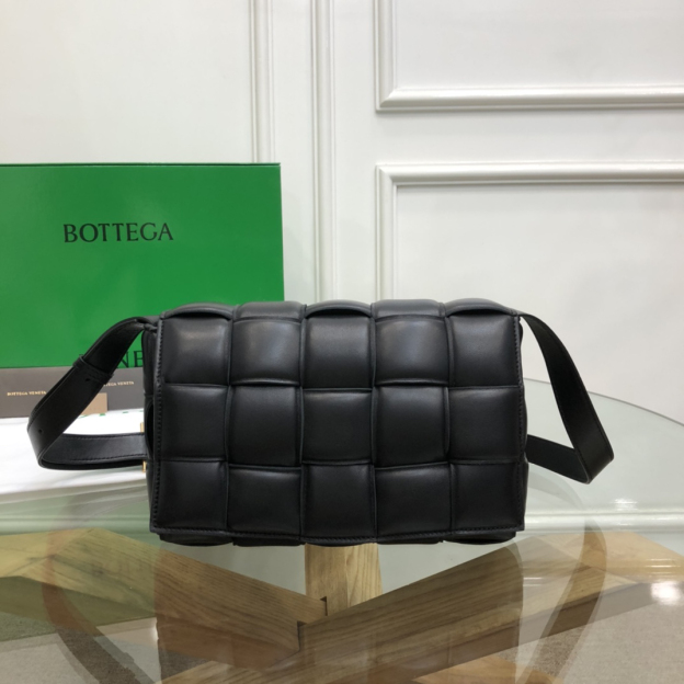 ボッテガ・ヴェネタ「Bottega Veneta」カセット クッションバッグ