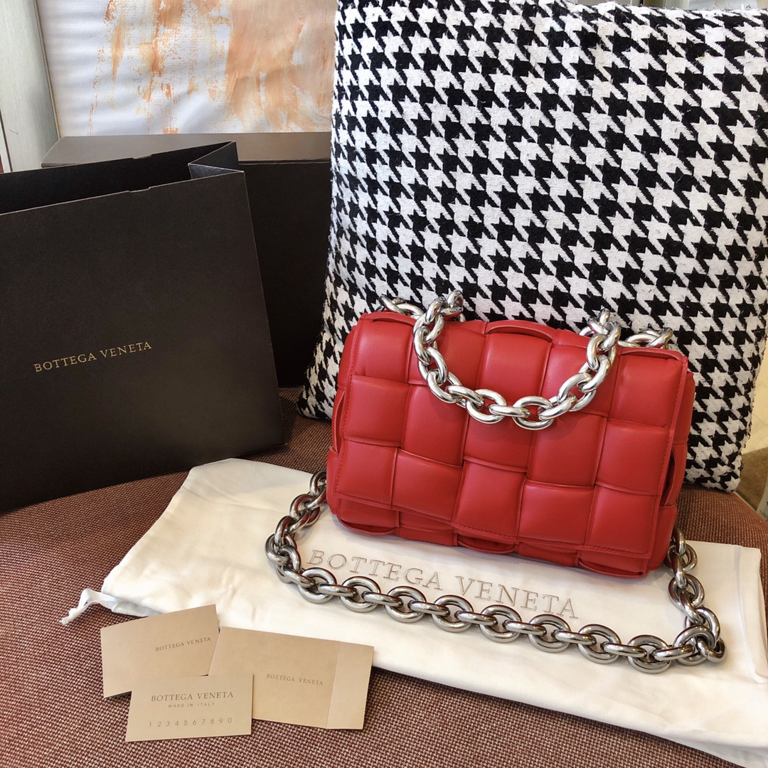 ボッテガ・ヴェネタ「Bottega Veneta」チェーン パッドカセット クロスボディバッグ