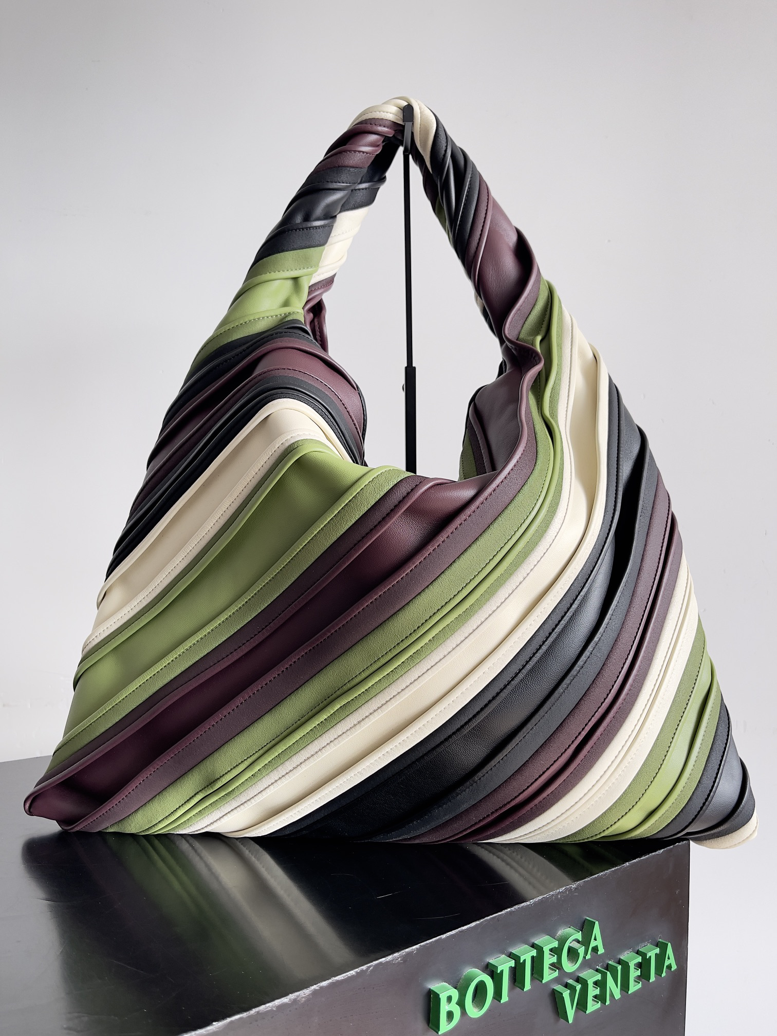 ボッテガ・ヴェネタ「Bottega Veneta」ラージホップ レザー ショルダーバッグ