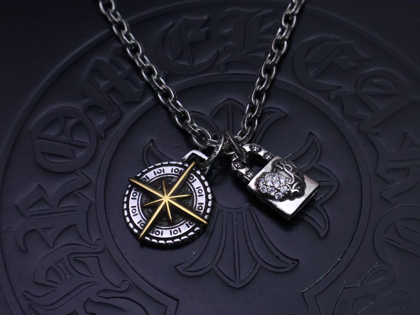 クロムハーツ「Chrome Hearts」のクラシックネックレス - 日常に上品なアクセントを添えるユニセックスモデル