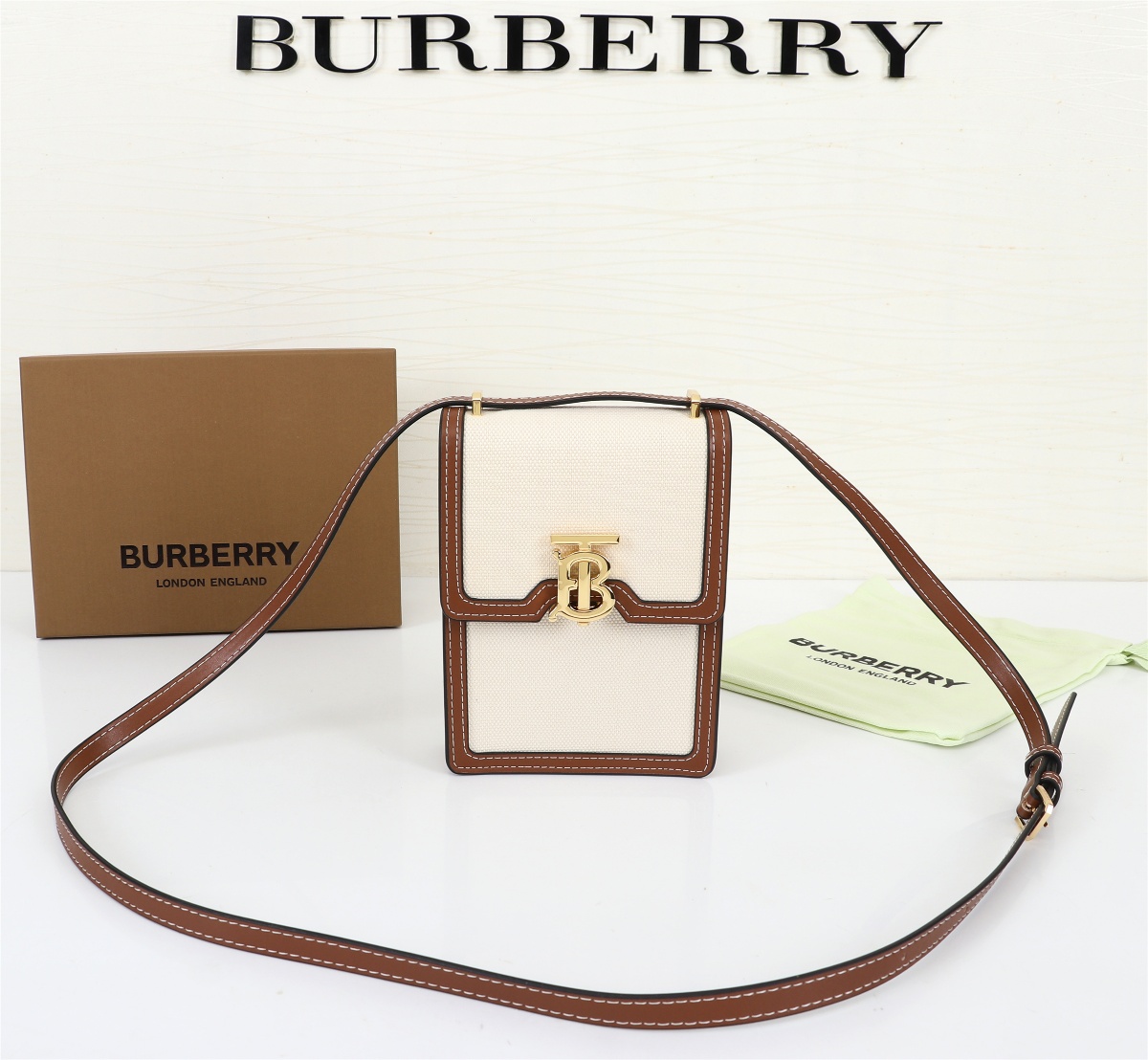 バーバリー「Burberry」コンパクトストラクチャードショルダーバッグ