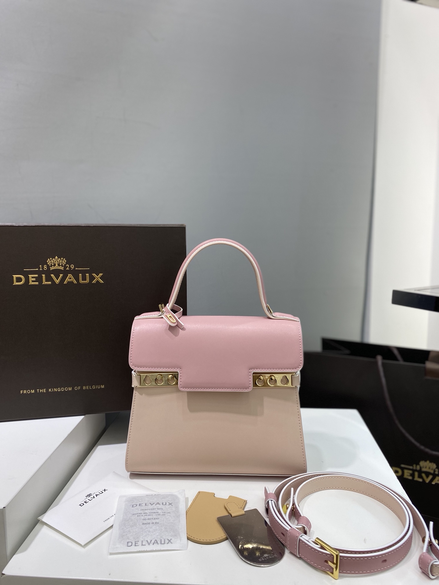 デルヴォー「Delvaux」ピンクハンドバッグ
