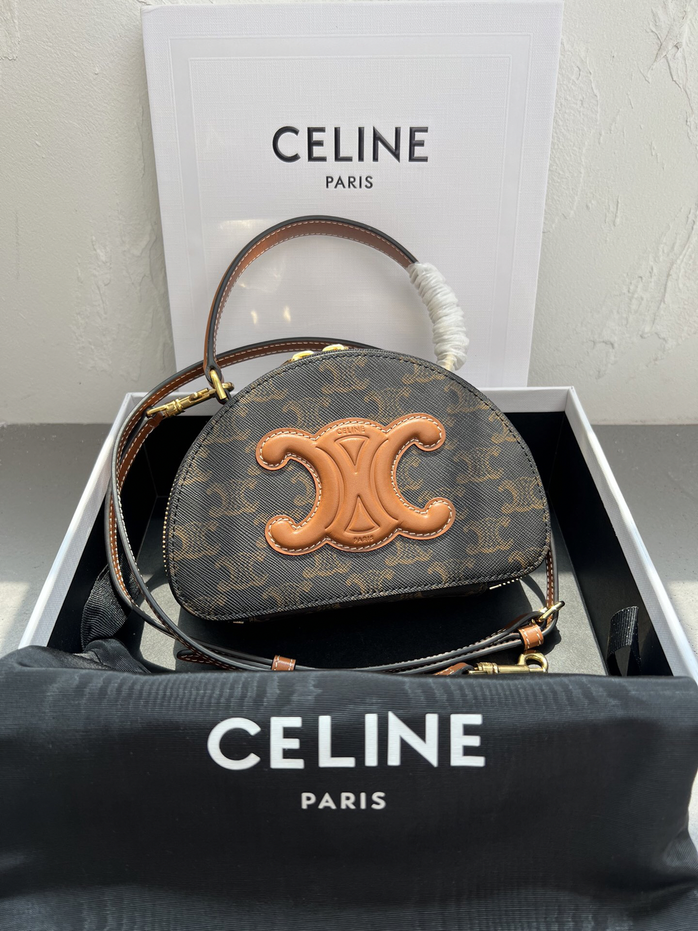 セリーヌ「CelineTRIOMPHE CANVAS 半月型ショルダーバッグ