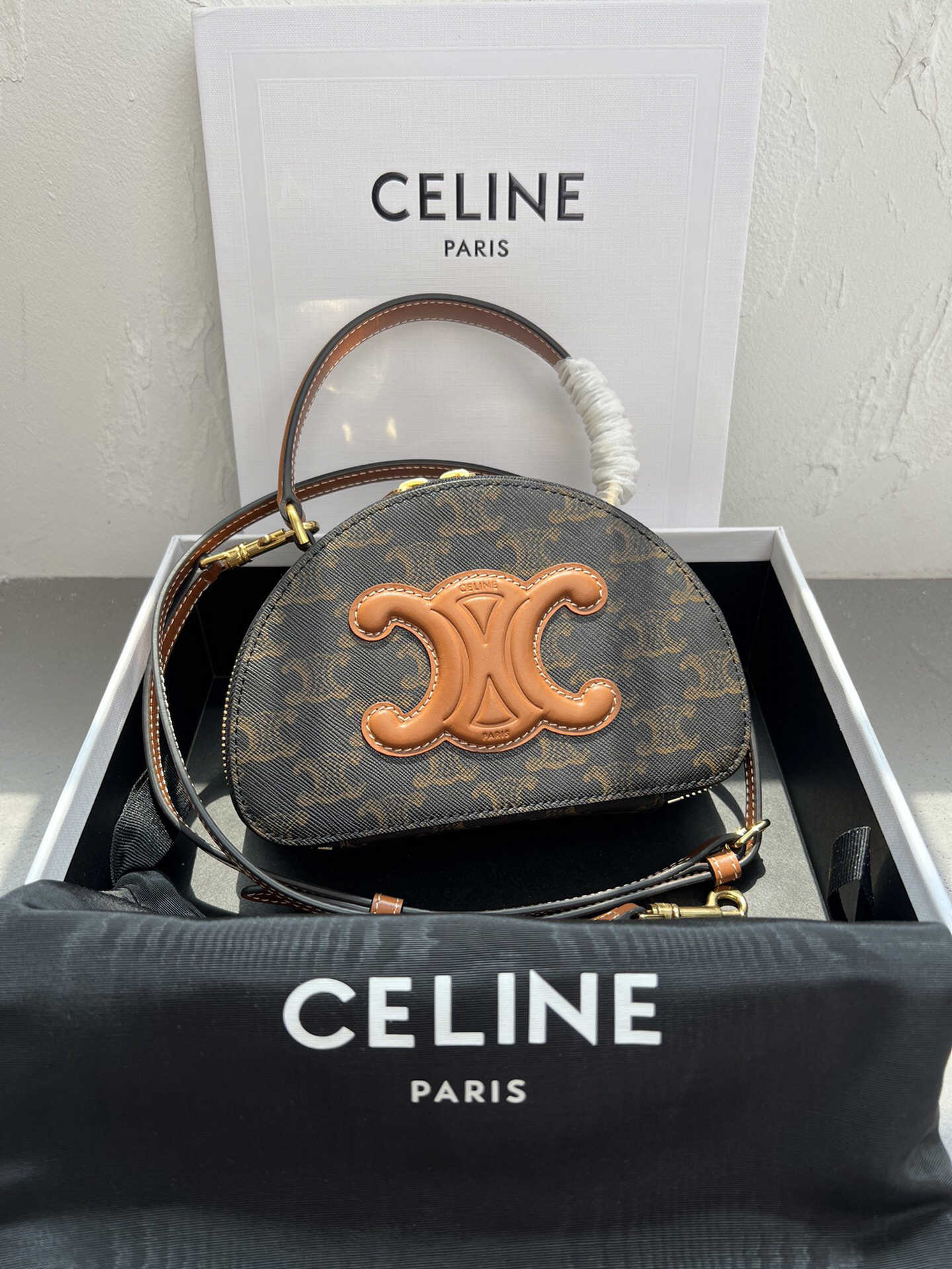 セリーヌ「CelineTRIOMPHE CANVAS 半月型ショルダーバッグ