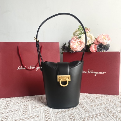 フェラガモ「Ferragamo」トリフォリオ ガンチーニショルダーバッグ