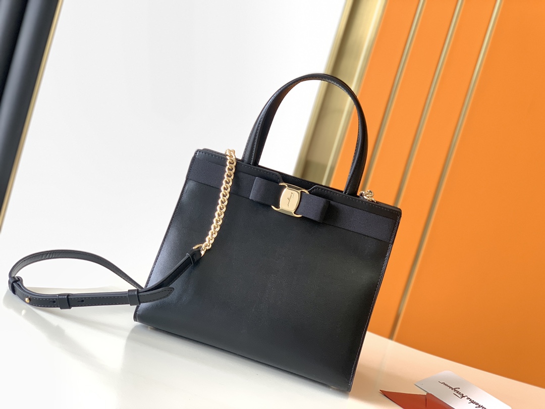 フェラガモ「Ferragamo」トリフォリオ ショルダーバッグ