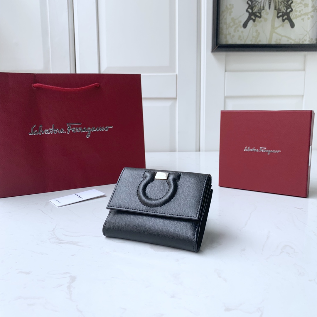 フェラガモ「Ferragamo」 トリフォールドコンパクトウォレット