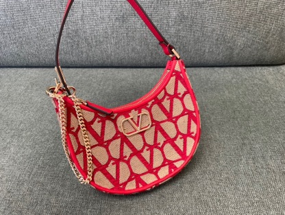 ヴァレンティノ「Valentino」レッドが ミニハンドバッグ