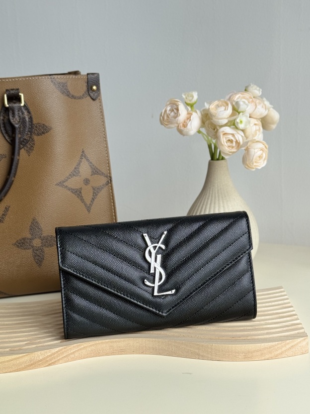 サンローラン「Saint Laurent」カサンドラ ラージウォレット（ラムスキン）