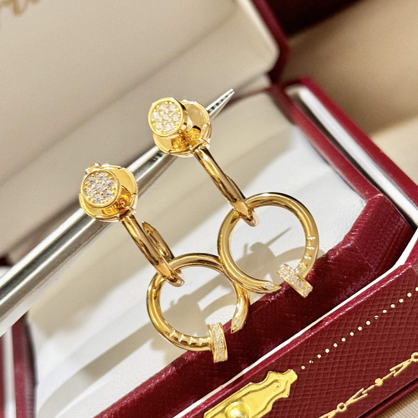 カルティエ「Cartier」ジュストゥ アン クルー ダイヤモンド イヤリング