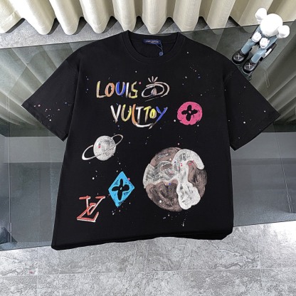 ルイ・ヴィトン「Louis Vuitton」 2025 コスモグラフィティ スプレーアート プリント クルーネックTシャツ（メンズ）