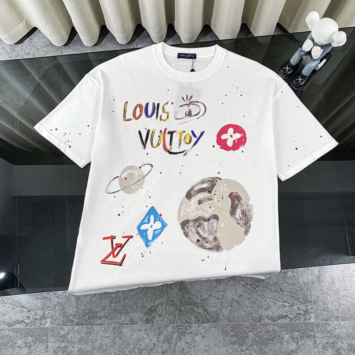 ルイ・ヴィトン「Louis Vuitton」 2025 コスモグラフィティ スプレーアート プリント クルーネックTシャツ（メンズ）