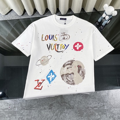 ルイ・ヴィトン「Louis Vuitton」 2025 コスモグラフィティ スプレーアート プリント クルーネックTシャツ（メンズ）