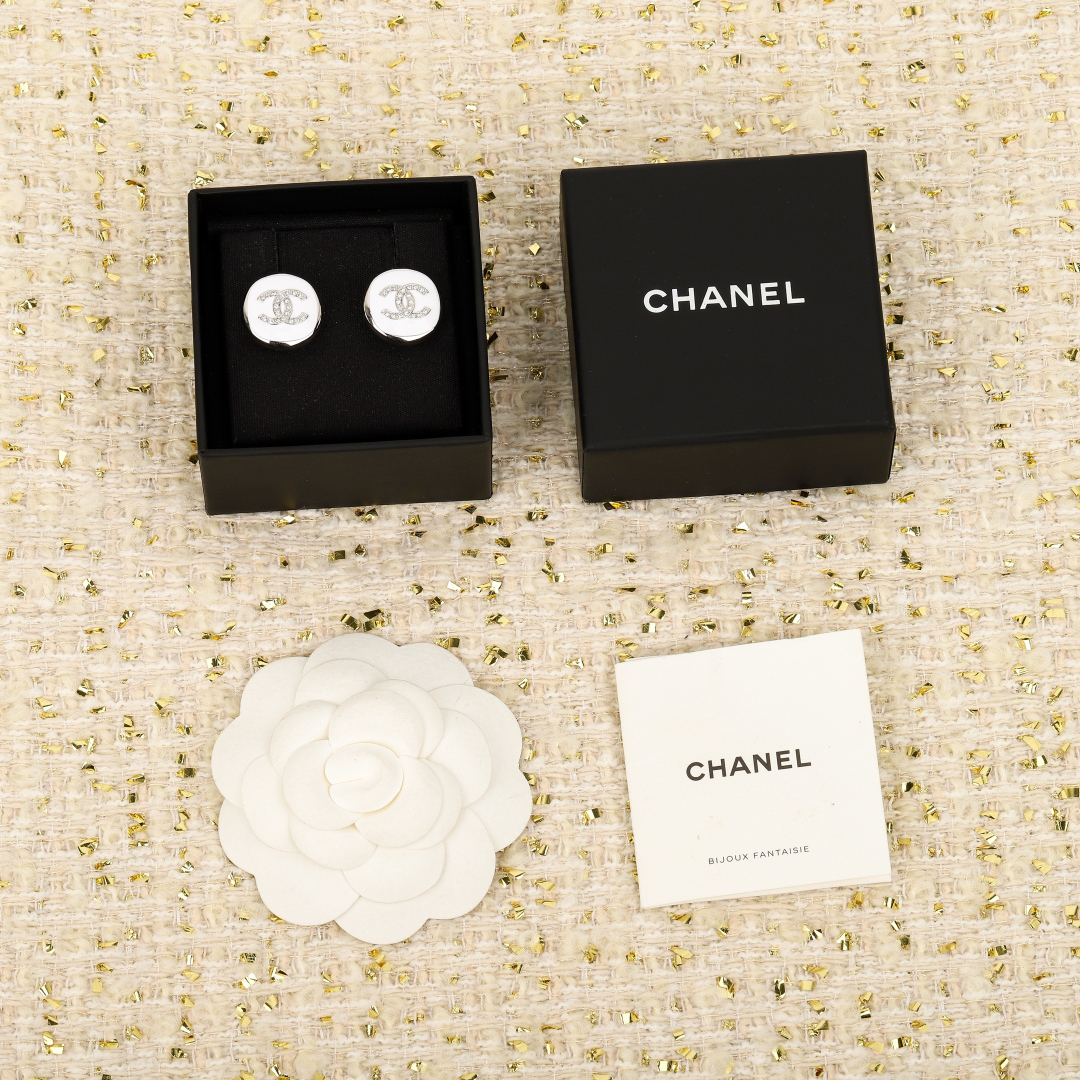 シャネル「Chanel」ラウンドエナメルCC ピアス