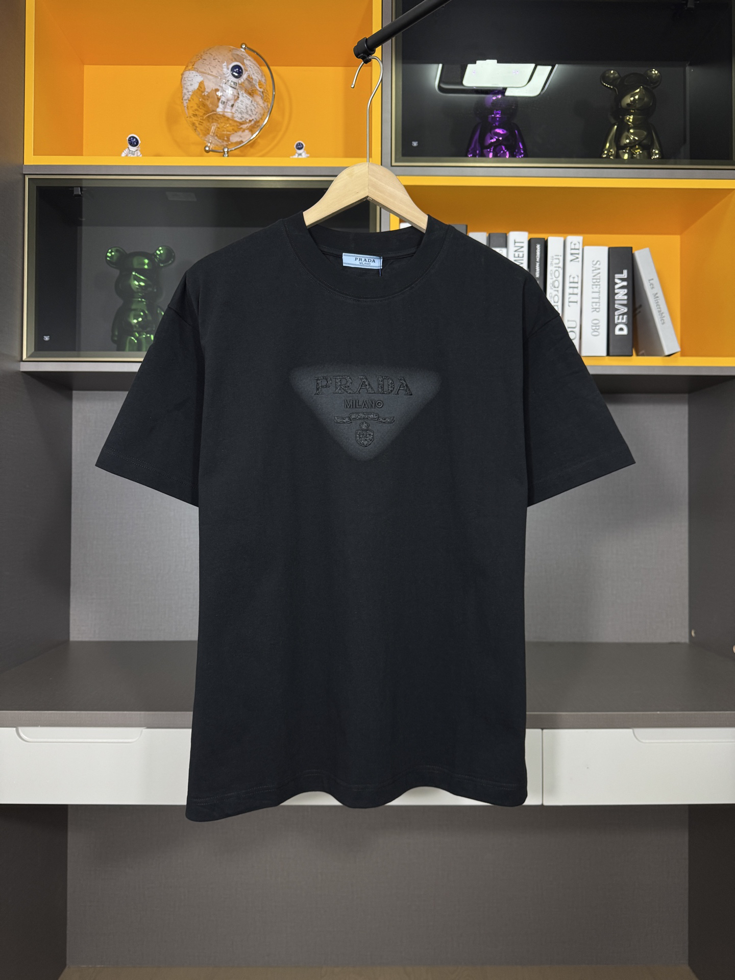 プラダ Prada 25SS トライアングルロゴ プリント＆刺繍Tシャツ-ISETAN PRESTIGE CURATED