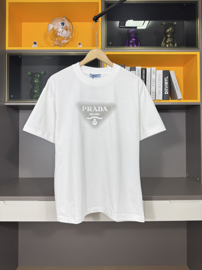 プラダ「Prada」25SS トライアングルロゴ プリント＆刺繍Tシャツ