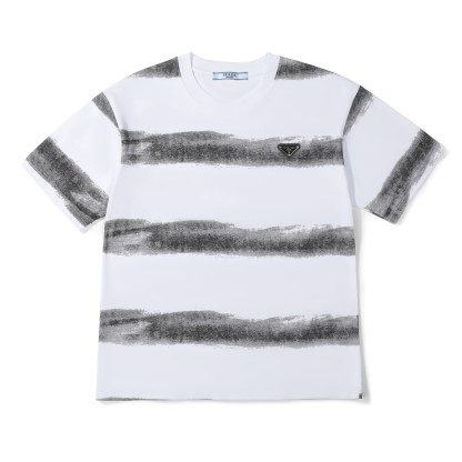 プラダ「Prada」クラシック トライアングルレザーパッチ スプラッターストライプ コットンTシャツ