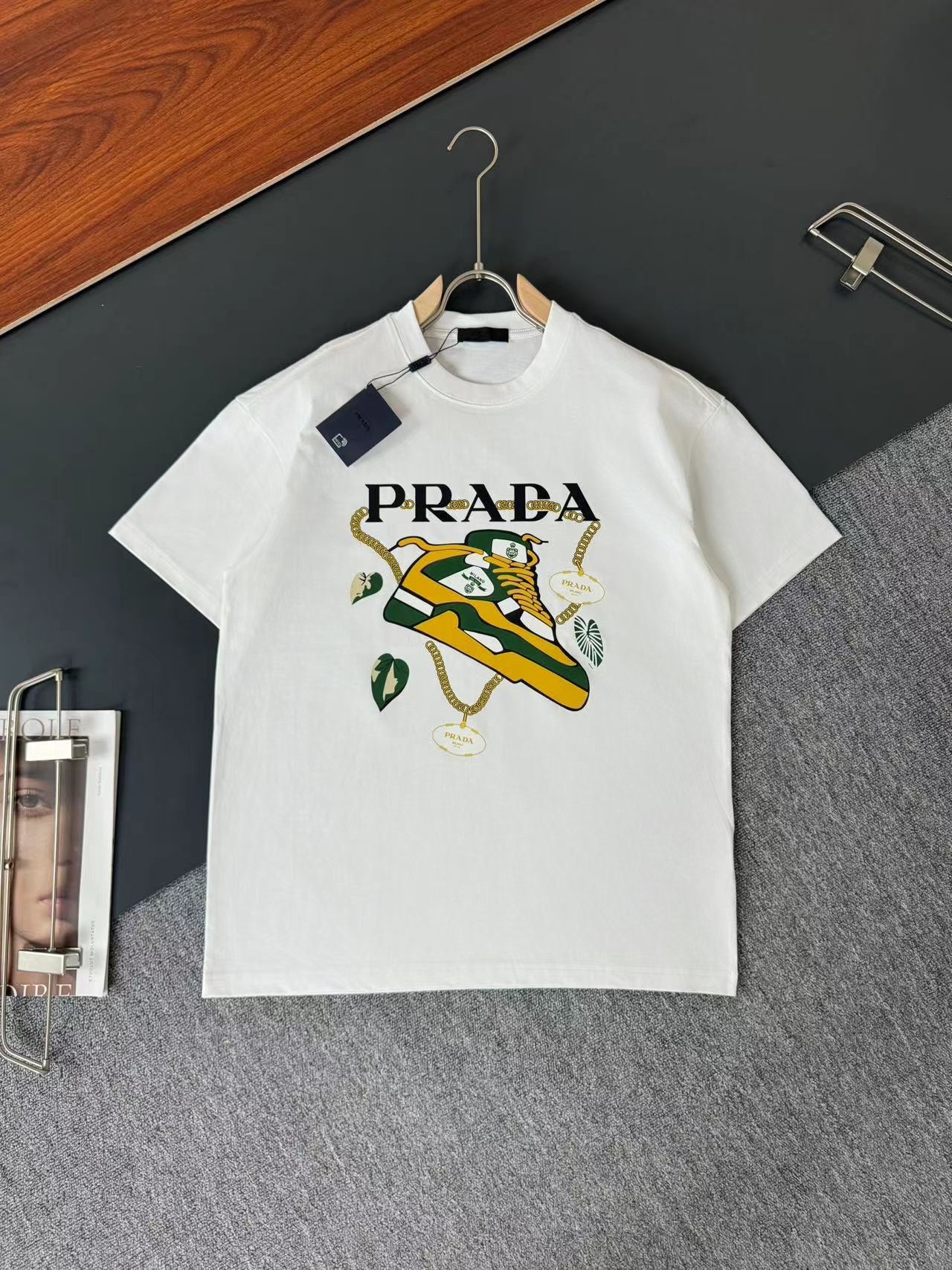 プラダ「Prada」2025SS クラシックロゴ クルーネックTシャツ