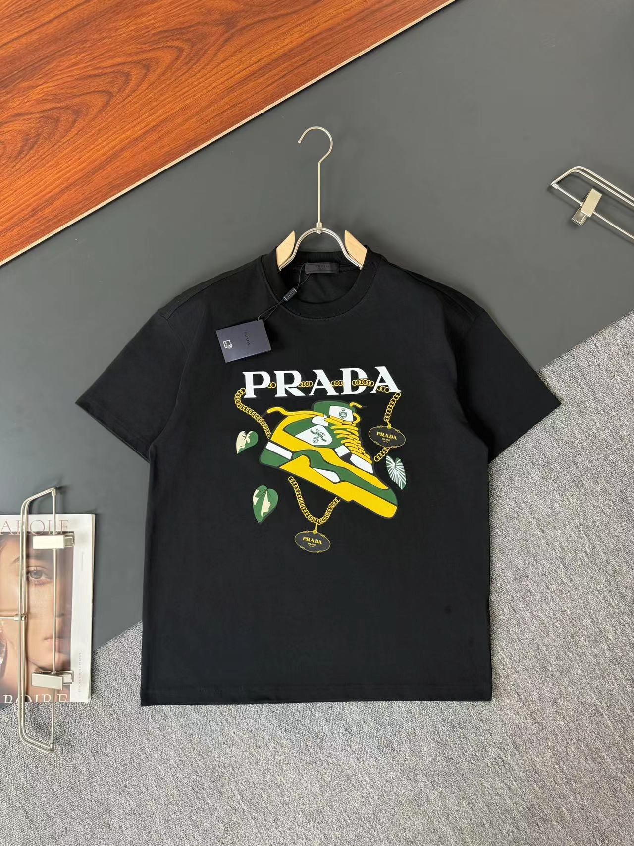 プラダ「Prada」2025SS クラシックロゴ クルーネックTシャツ