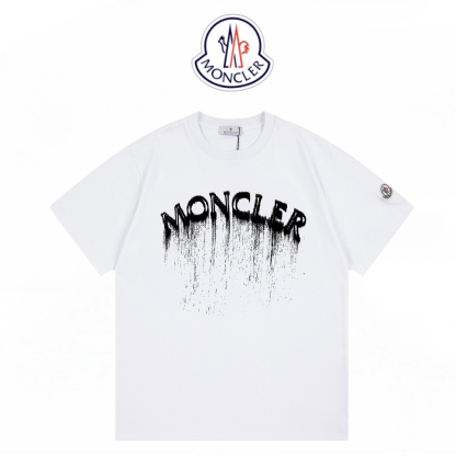 モンクレール モンクレール スプレーロゴ カスタムバッジ ユニセックスTシャツ ‌-ISETAN PRESTIGE CURATED