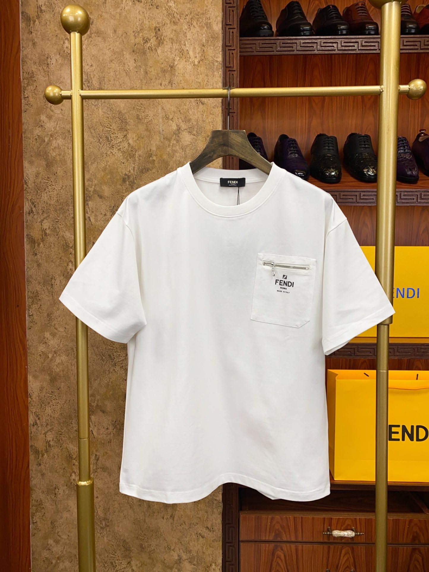 フェンディ「Fendi」FF エンボス刺繍ロゴ ショートスリーブTシャツ