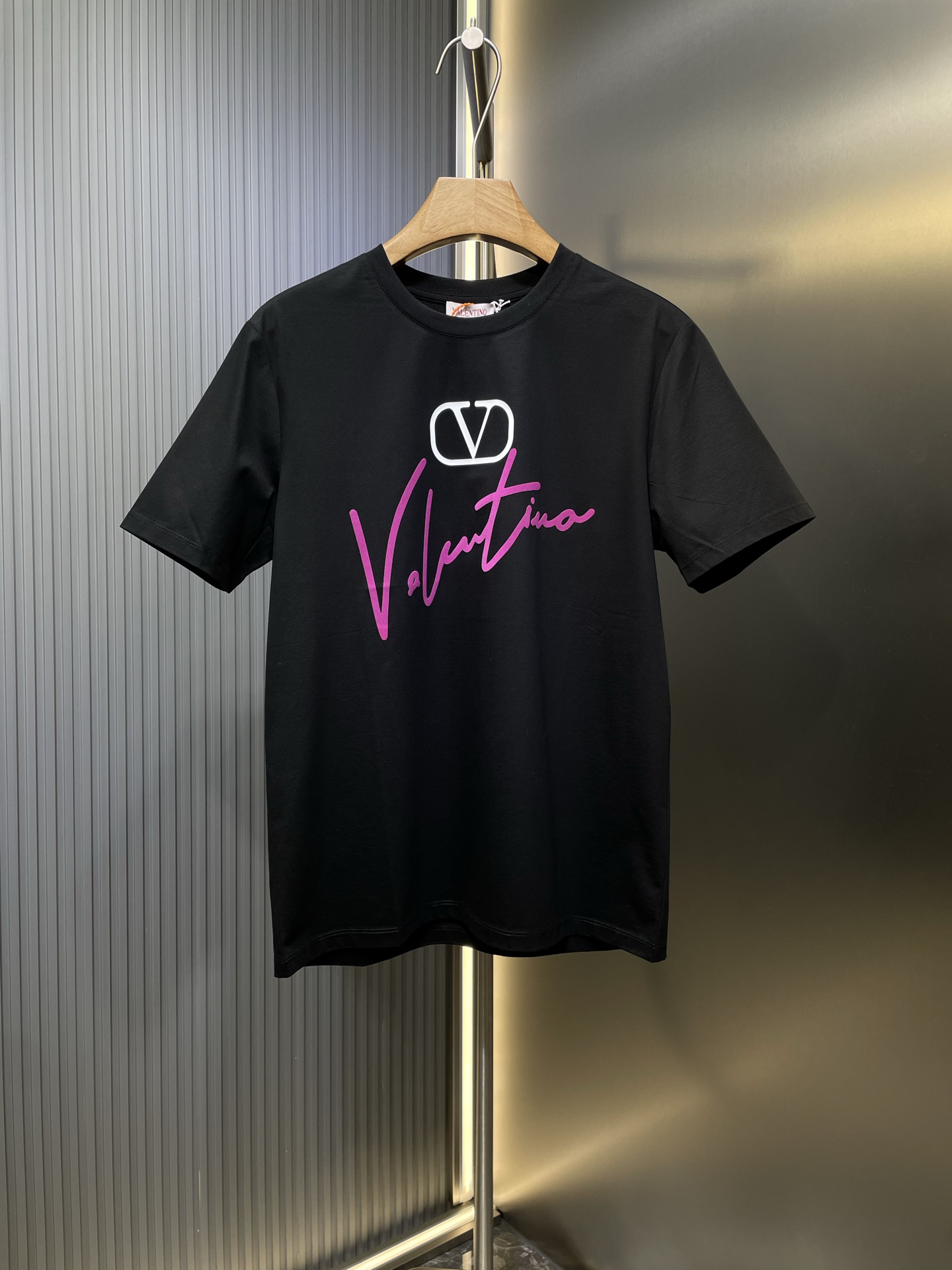 ヴァレンティノ「Valentino」25SS サマーコレクション 3D フロッキー ラウンドネックTシャツ