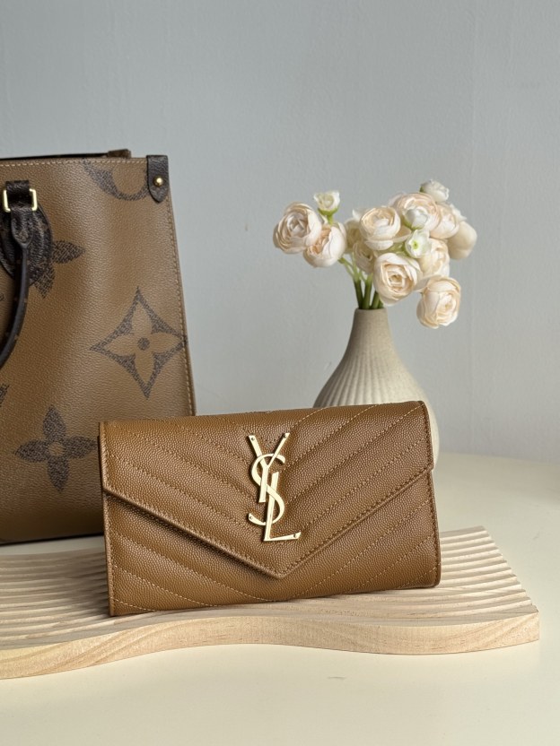 サンローラン「Saint Laurent」カサンドラ ラージウォレット（ラムスキン）