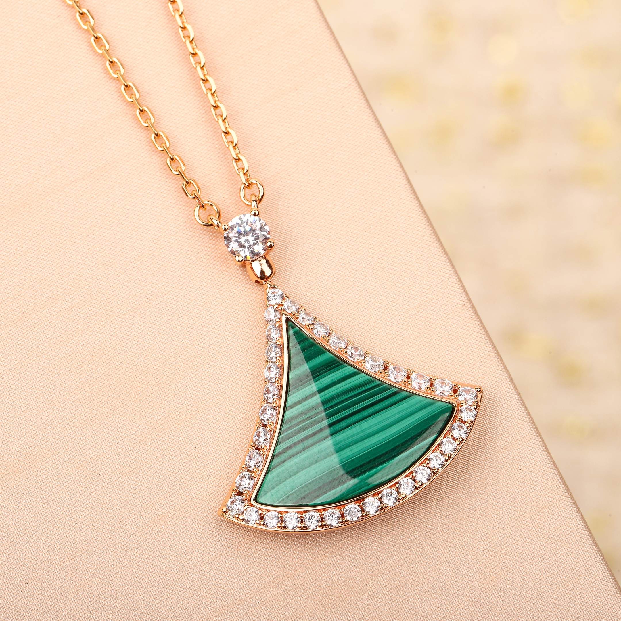 ブルガリ「Bvlgari」DIVAS’ DREAM パールマザーオブシェル 扇形ペンダントネックレス41-43cm