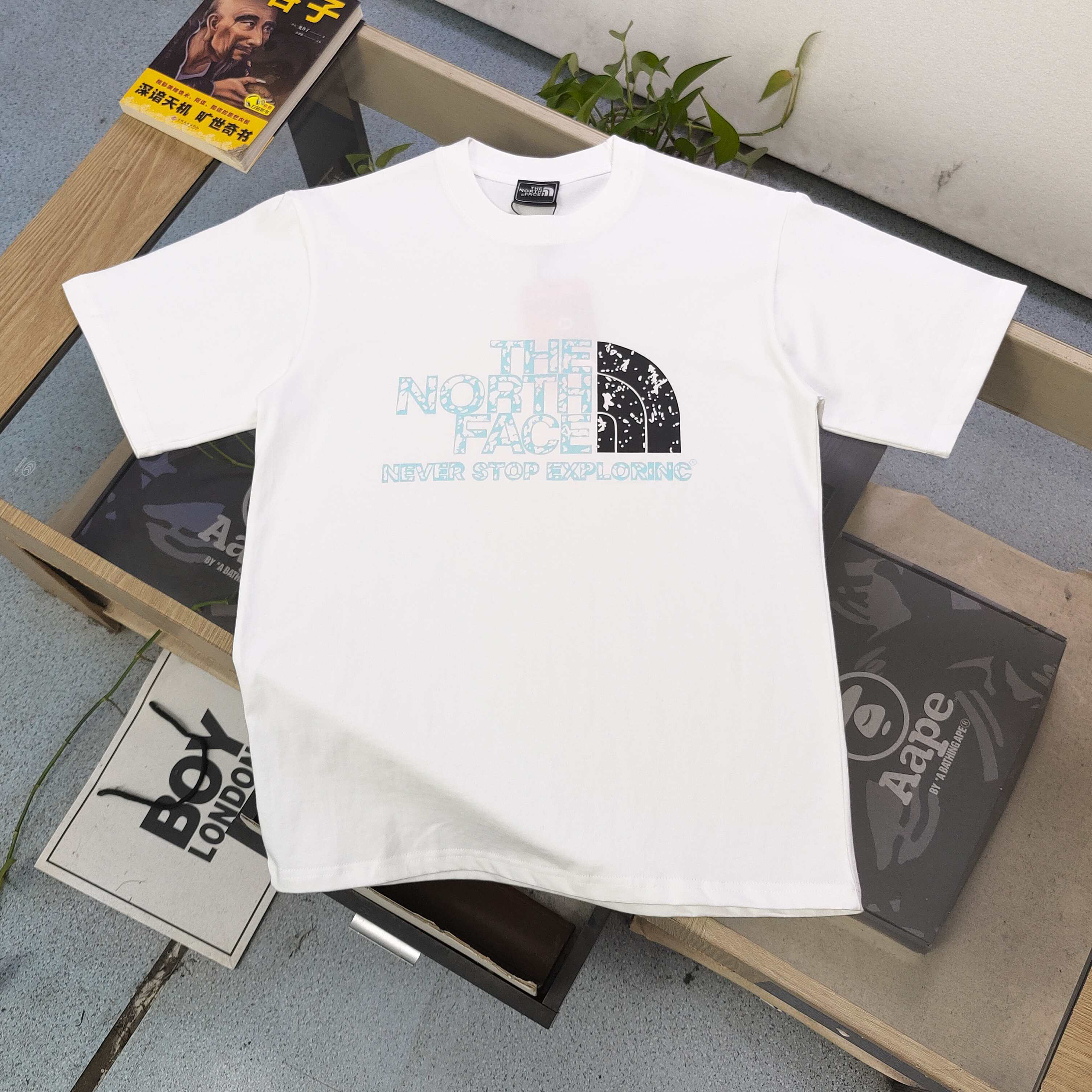ザ・ノースフェイス The North Face グラフィティロゴ カップルTシャツ-ISETAN PRESTIGE CURATED